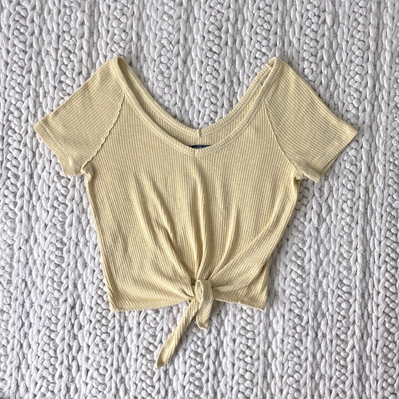 Abercrombie & Fitch V-Neck Tie Front Short Sleeve Top in Light Yellow - Size: M - Picture 2 of 4